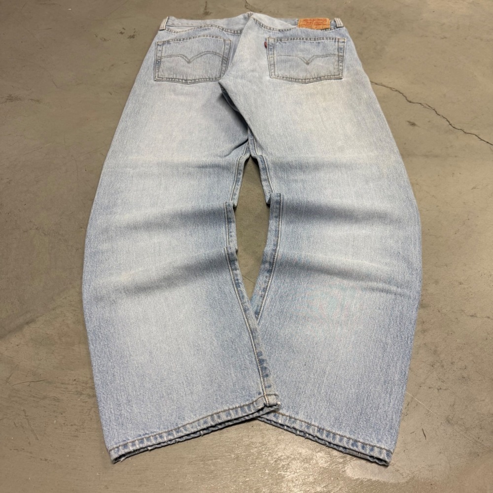 Vintage y2k Light Wash Levi's Jeans